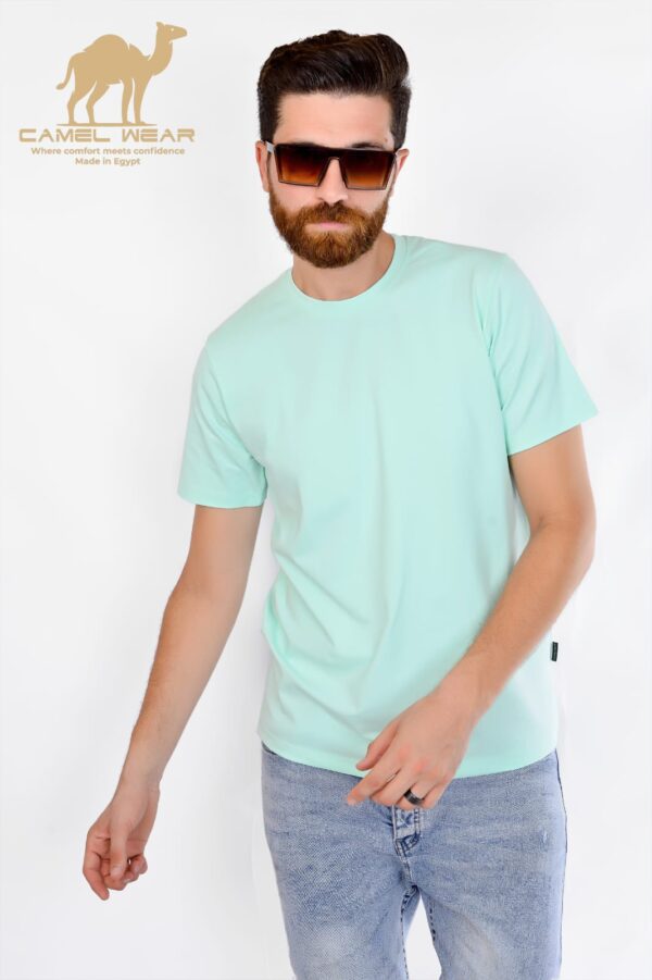camel wear t-shirt basic                                                                                                 تيشيرت ليكرا بلون مينت جرين مميز، بخامة مرنة ومريحة، ستايل عصري يناسب الخروجات اليومية والكاجوال.